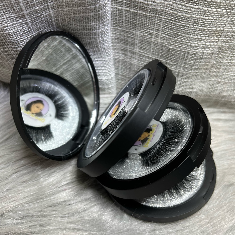 3 Pairs Mink Eyelashes and Storage Compact